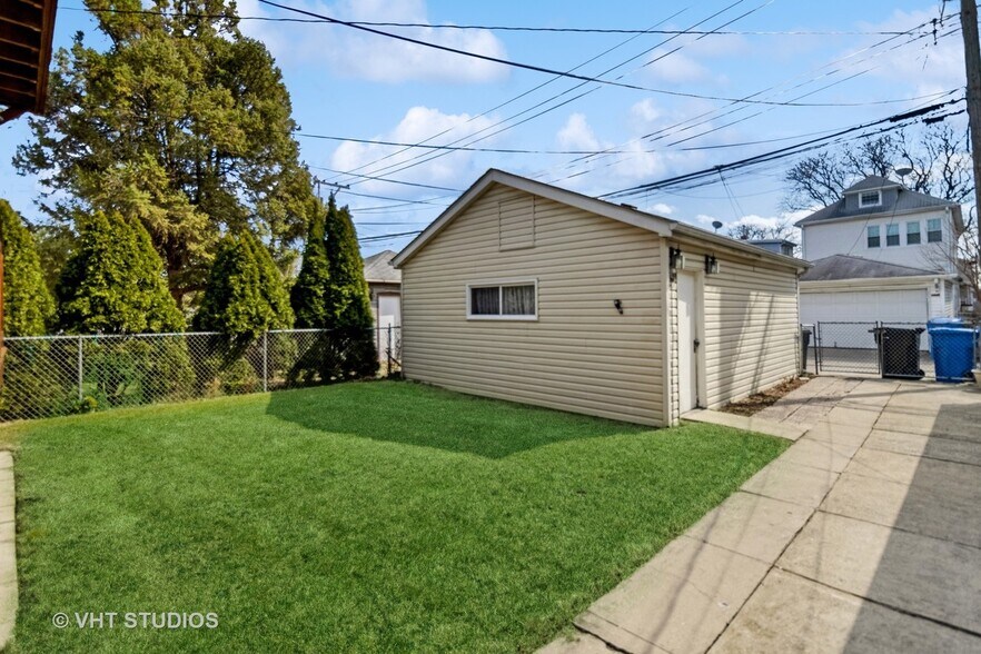 Building Photo - 5929 W Leland Ave