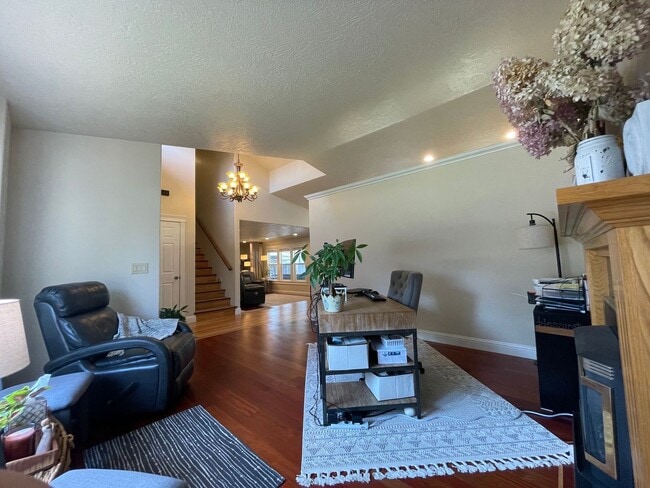 Building Photo - Nice home in great neighborhood