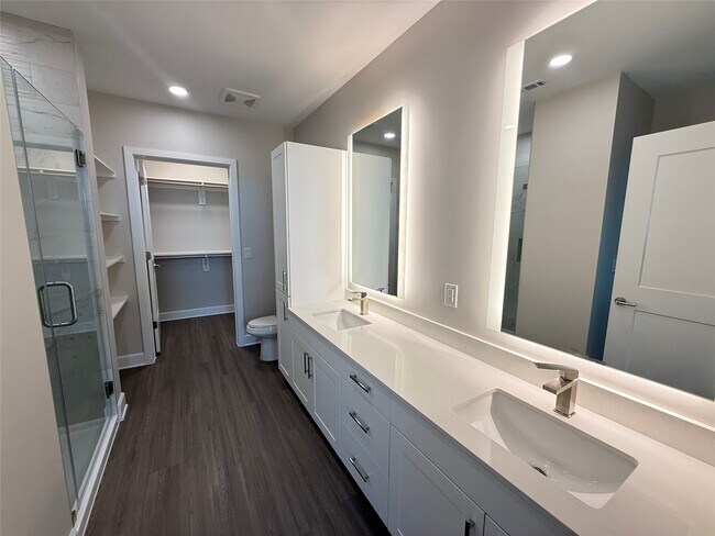 Building Photo - 716 Waugh Dr