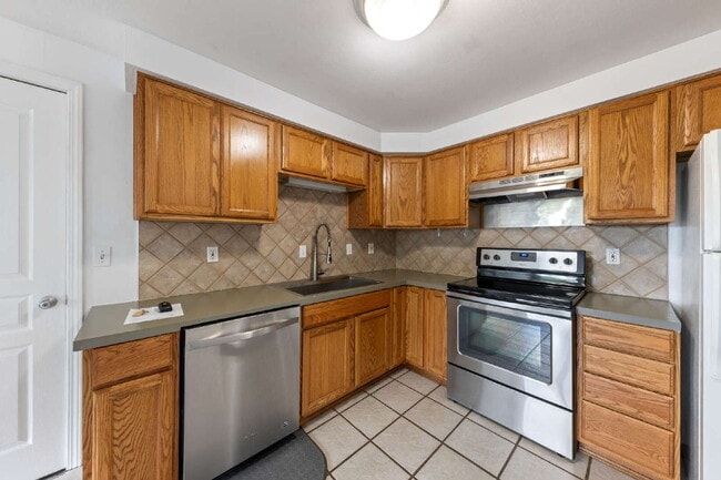 Building Photo - Charming 3 bedroom home with large yard!