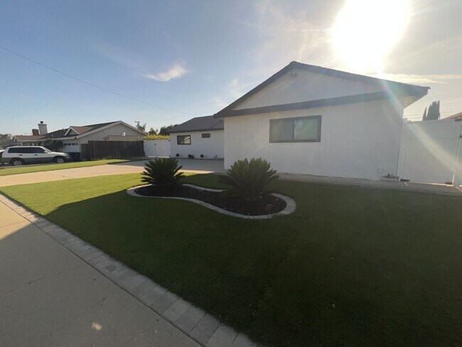 Building Photo - Spacious 3 Bedroom 2 Bath Home - Big Backyard – Simi Valley