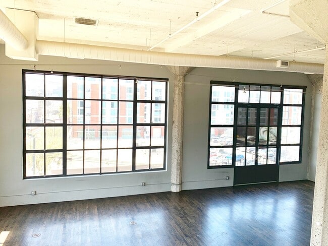 Building Photo - STUNNING LARGE CORNER LIVE/WORK 1 BED+ DEN...