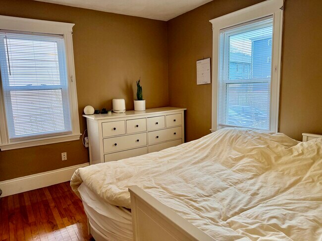 Building Photo - 37 Hilton St