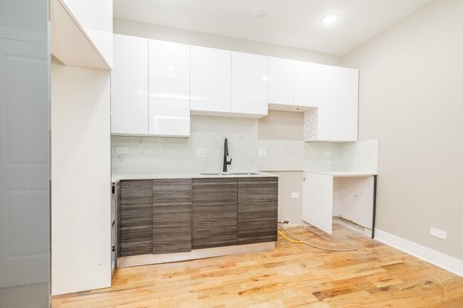 Building Photo - 3 bedroom in Chicago IL 60637