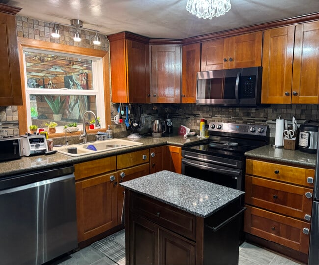 Building Photo - 330 33rd St