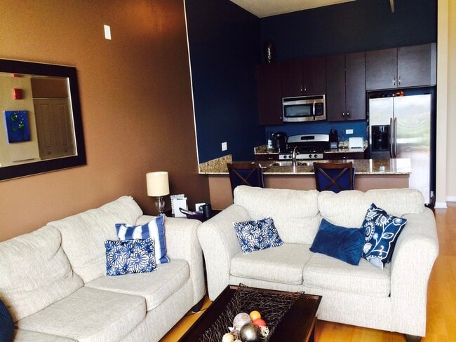 Building Photo - 437 W Division St