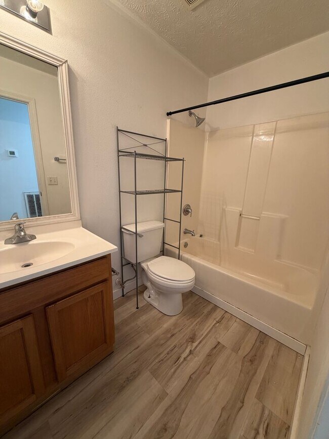 Building Photo - 3 Bedroom | 2 Bathroom | 1,100 square feet | Merriam Woods MO!