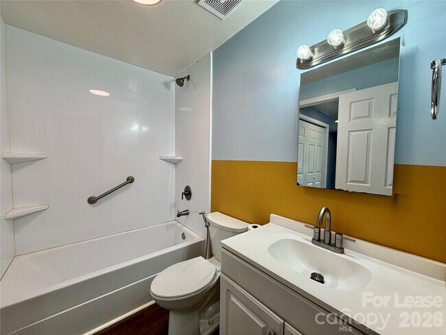 Building Photo - 9604 Vinca Cir