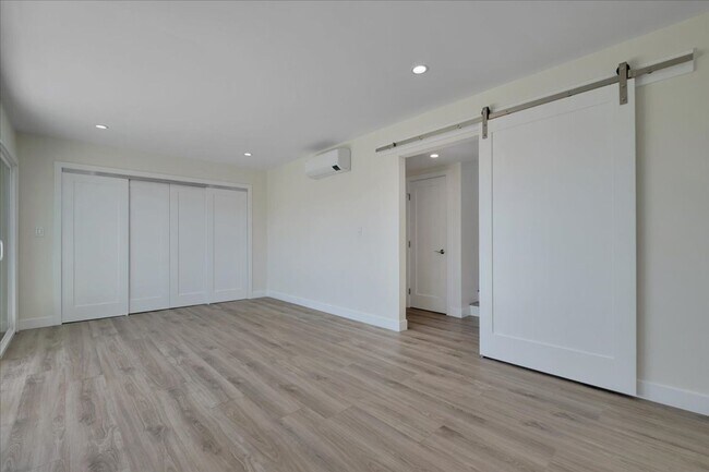 Building Photo - 745 Domingo Dr