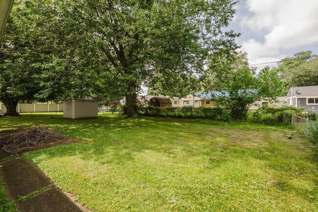 Building Photo - 2825 Hinde Ave