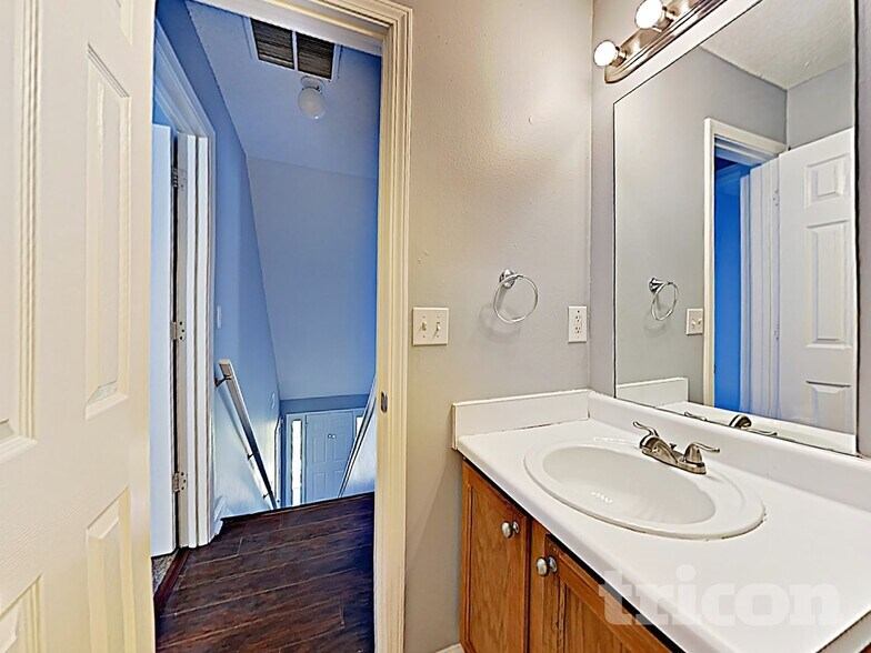 Building Photo - 416 Hillandale Park Dr