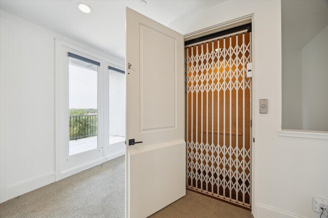 Building Photo - 2509 Dorrington St