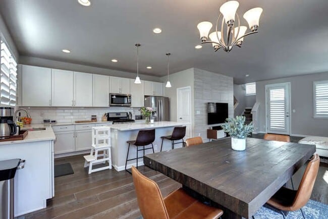 Building Photo - Evolve Real Estate: AVAILABLE 8/1/25! Stun...