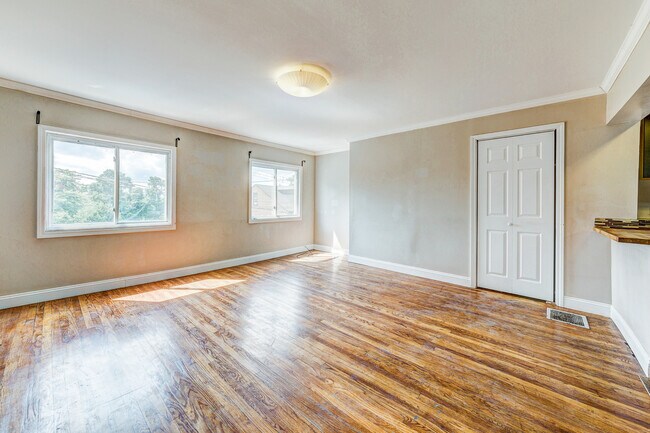 Building Photo - AVAILABLE AUGUST 2026 - Beautiful 3 Bedroom Home w/ OFF-STREET PARKING & Deck!