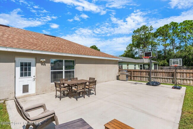 Building Photo - 413 Grenadier Ave NW