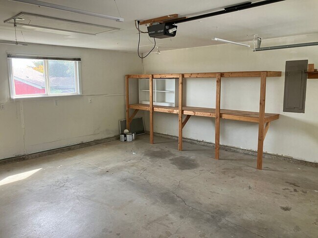 Building Photo - 3096 Deering Dr NW