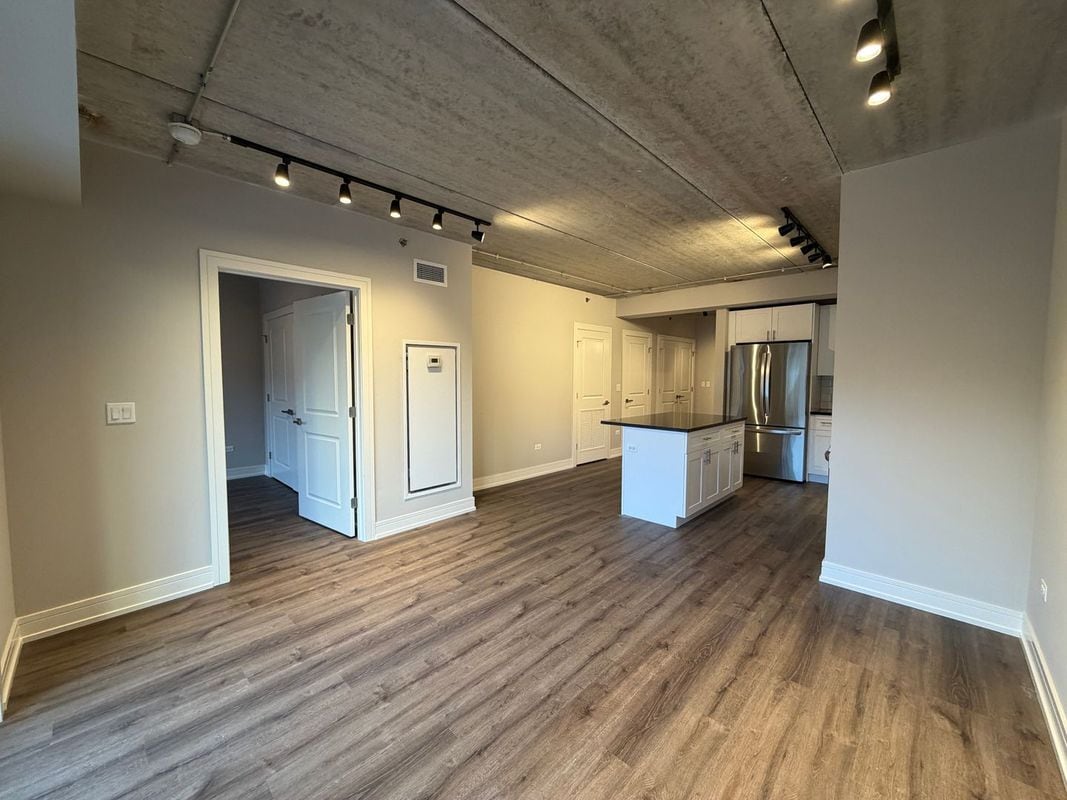 Building Photo - 952 W Carmen Ave
