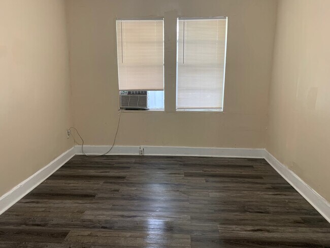 Building Photo - 1135 SW 6th St