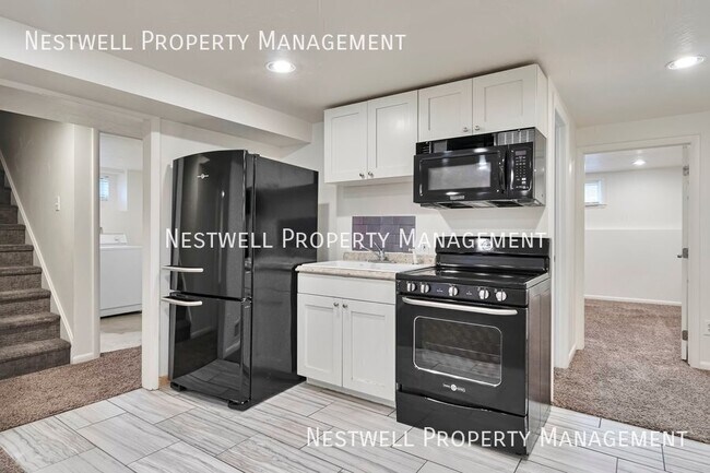 Building Photo - 1335 E Maplewood Cir