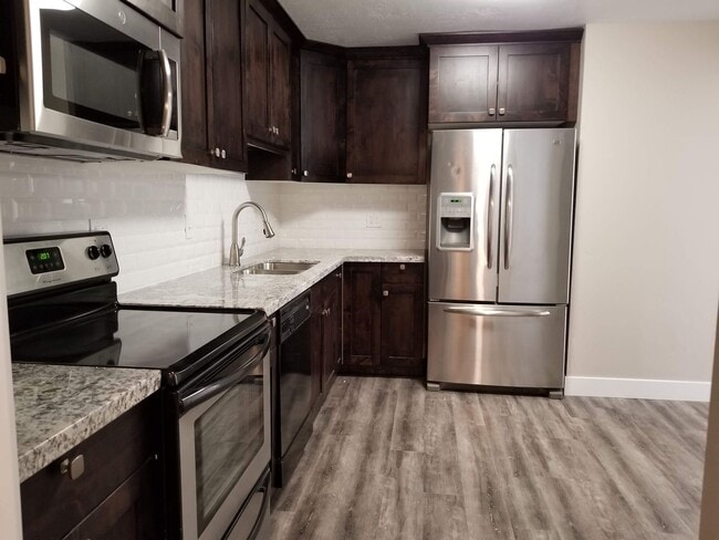Building Photo - 4 Bed / 2.5 Bath Home in Kearns