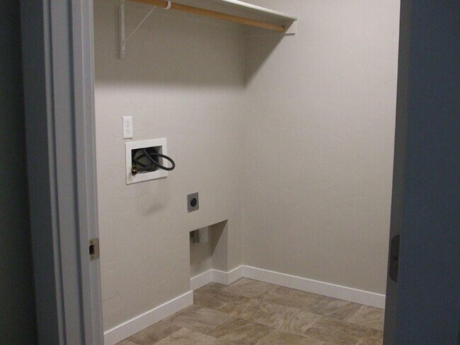 Building Photo - Beautiful  4 bed, 2.5 bath 2 car with extra deep bay and an additional office