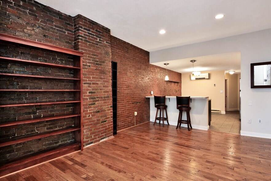 Building Photo - 383 Meridian St