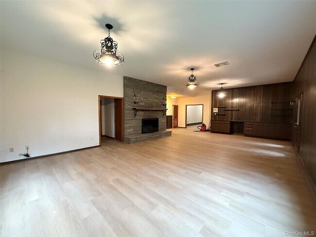 Building Photo - 27 Allapartus Cir