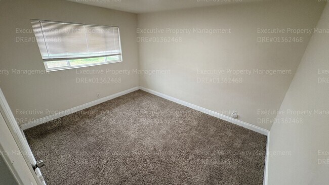 Building Photo - 2 bedroom 1 bathroom house located off the main street Oildale Dr.