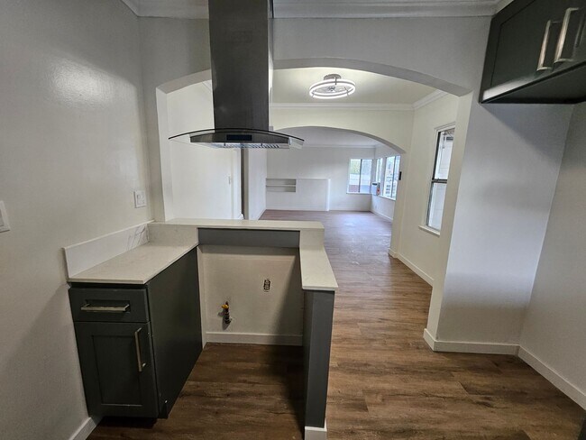 Building Photo - 931 N Screenland Dr