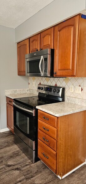 Building Photo - 6553 Clearview Lake Dr