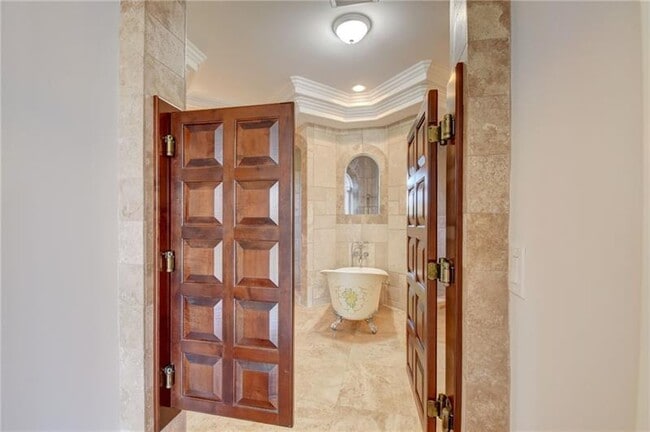 Building Photo - 1320 S Lakeside Dr