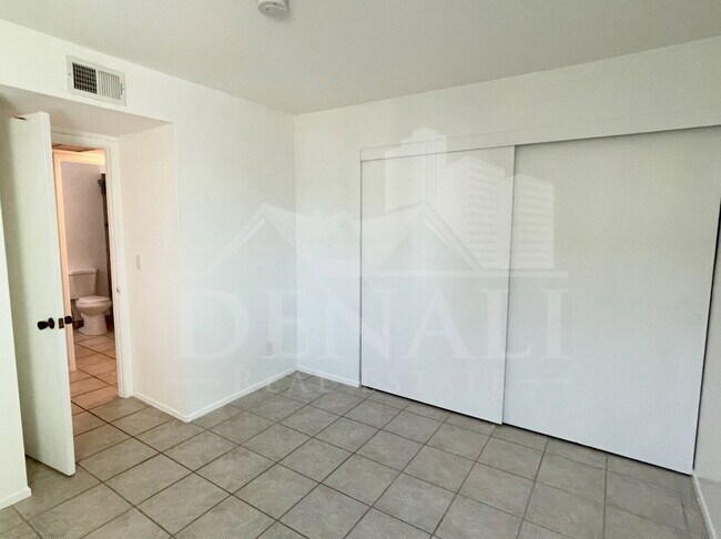 Building Photo - 822 S Langley Ave