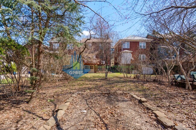 Building Photo - Spacious 3-Bedroom Home w/ Parking & Central A/C – Squirrel Hill