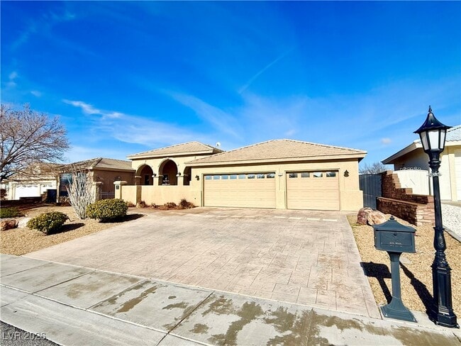 Building Photo - 3530 E Vineyard Dr