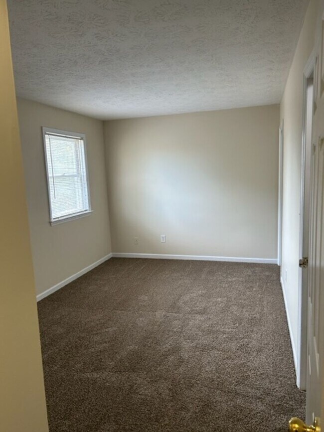 Building Photo - 481 Woodview Dr