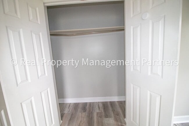 Building Photo - Rooms for Rent in a 6-Bedroom Home