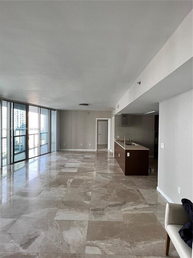 Building Photo - 495 Brickell Ave