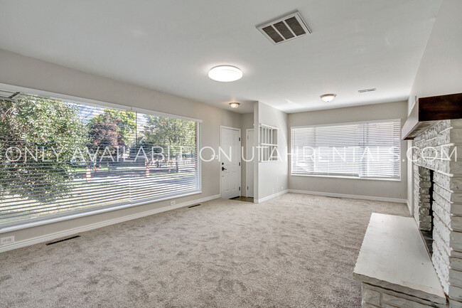 Building Photo - 639 600 W