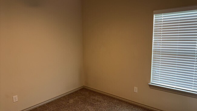 Building Photo - A Very Beautiful and Spacious 3 Bedroom 2 Bath Home in Yukon Public Schools