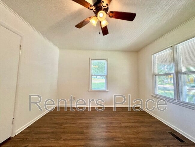 Building Photo - 319 E Dawes Ave