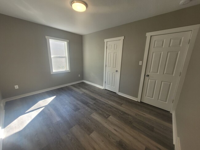 Building Photo - Recently Renovated 2 Bedroom, 1 Bathroom H...