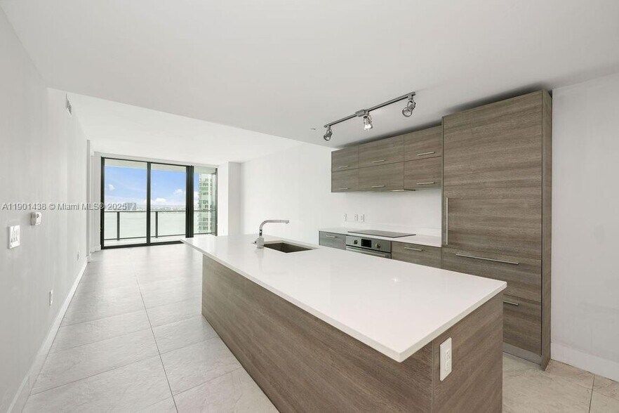 Building Photo - 650 NE 32nd St