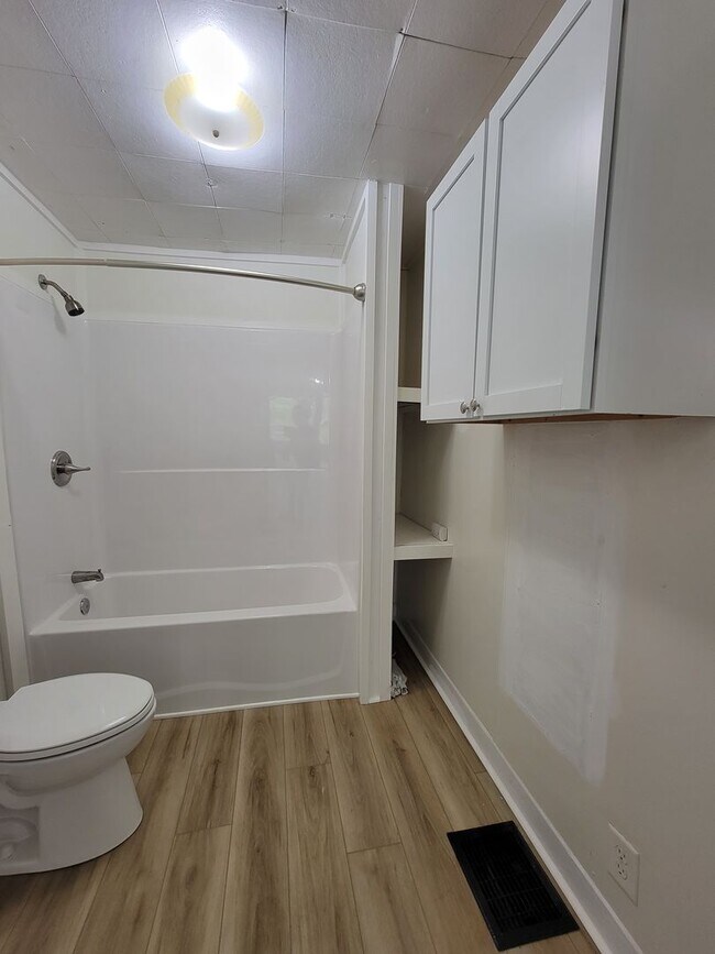 Building Photo - 3 Bedroom, 1 Bath, Section 8 Approved & Available Immediately