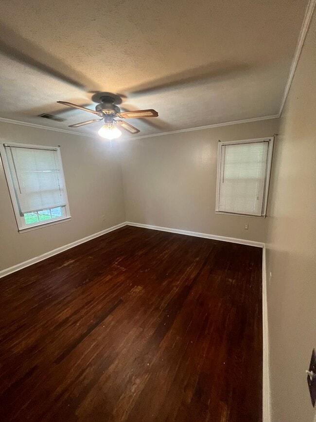 Building Photo - 3 Bed/2 Bath Home