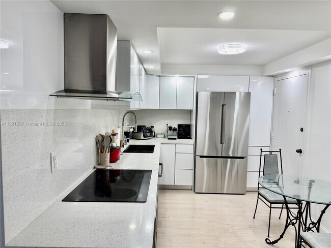 Building Photo - 3140 S Ocean Dr