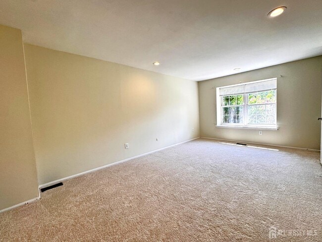 Building Photo - 4 Pond View Dr