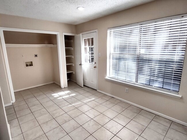 Building Photo - 2 Bedroom 2.5 bath apartment in residential south Denton area. Ecellent location.