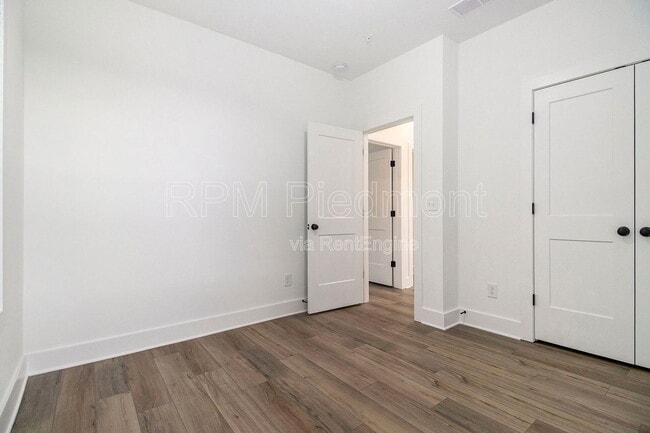 Building Photo - 205 Firefly Cir