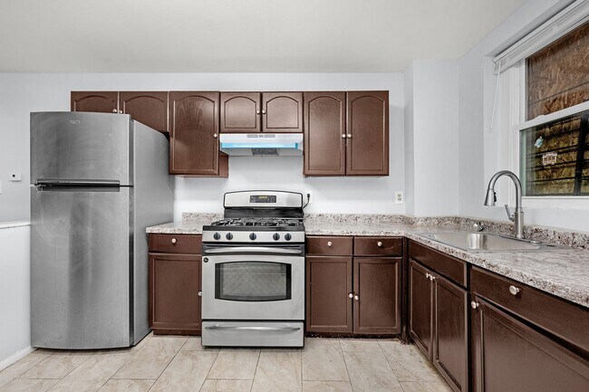 Building Photo - 2 Bedroom Rental In McElderry Park Vouchers Accepted and Poor Credit Considered