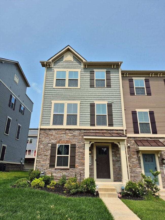 Building Photo - BEAUTIFUL END UNIT TOWNHOME IN NEW MARKET